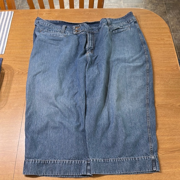 Jean Capri - Picture 1 of 5